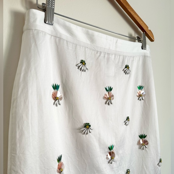 Banana Republic Satiny White Rhinestone Pineapple Embellishment Pencil Skirt - Picture 3 of 8